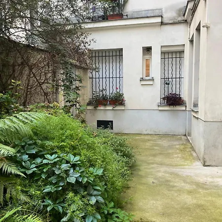 A 20 Eme Apartment *